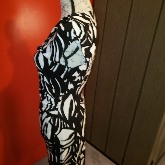 Ann Taylor V Neck Lady's Dress Sleeveless with Rouched Out at Hip - Picture 3 of 7